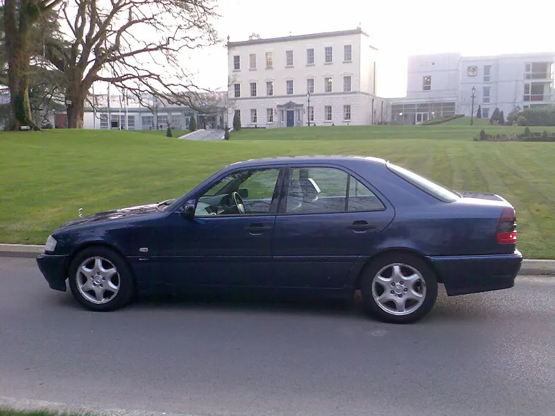 Mercedes-Benz C230